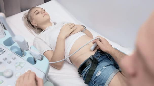 Doktor Modern Bir Klinikte Genç Bir Kadının Karın Boşluğuna Ultrason — Stok video