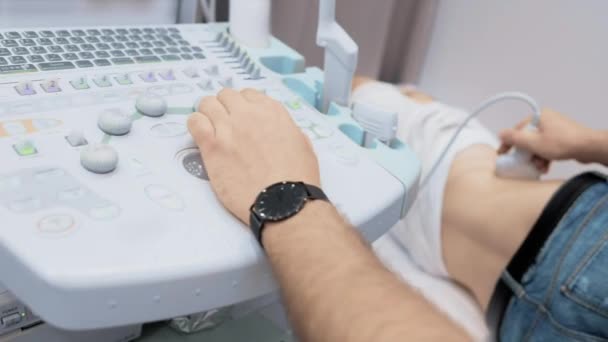 Lékař Provede Ultrazvuk Břišní Dutiny Mladé Pacientky Moderní Klinice — Stock video