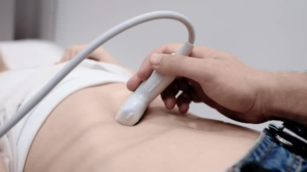 Orvos Egy Fiatal Hasüregének Ultrahangját Végzi Egy Modern Klinikán — Stock videók