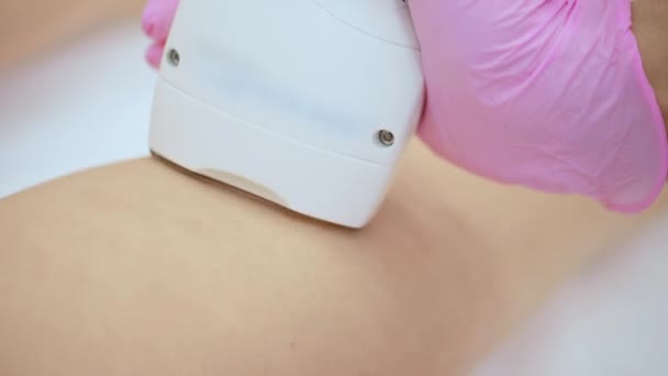 Косметолог Проводит Лазерную Эпиляцию Ног Пациентов Современной Косметологической Клинике Аппаратная — стоковое видео