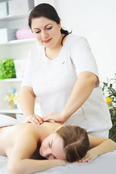 Massaggiatore Massaggia Schiena Parte Bassa Della Schiena Spalle Collo Una — Foto Stock