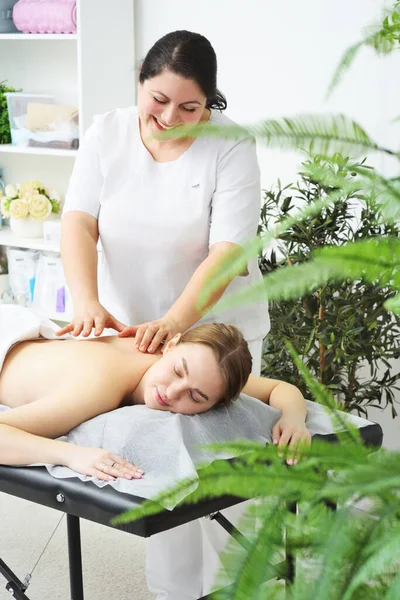 Massaggiatore Massaggia Schiena Parte Bassa Della Schiena Spalle Collo Una — Foto Stock