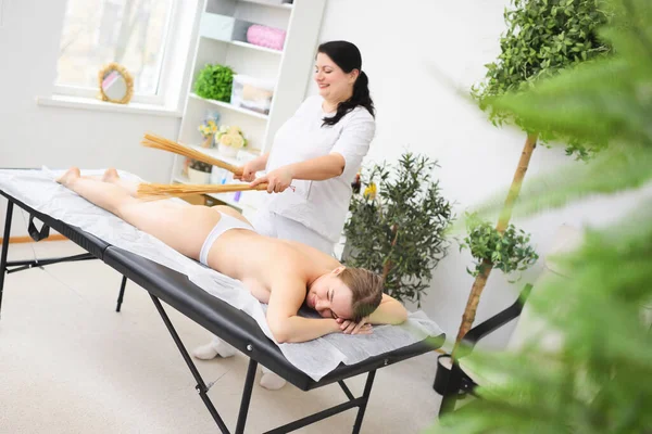 Una Massaggiatrice Doppio Massaggio Samurai Con Scope Bambù Centro Benessere — Foto Stock