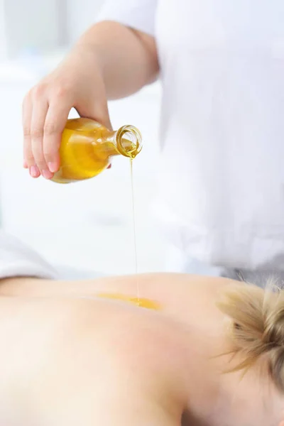 Massaggiatore Versa Olio Massaggi Vicino Sui Pazienti Massaggio Rilassante — Foto Stock