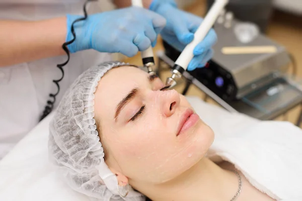 Cosmetologist Conducts Microcurrent Facial Therapy Young Woman Using Device Beauty — Foto de Stock