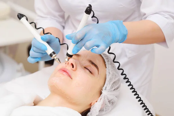 Cosmetologist Conducts Microcurrent Facial Therapy Young Woman Using Device Beauty — Foto de Stock