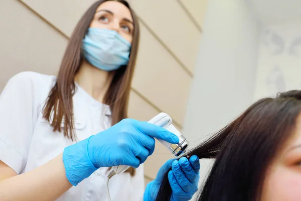 Doctor Cosmetologist Dermatologist Diagnoses Condition Patients Hair Using Trichoscope Trichoscopy — Foto de Stock