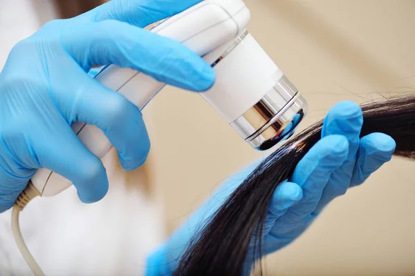 Doctor Cosmetologist Dermatologist Diagnoses Condition Patients Hair Using Trichoscope Trichoscopy — Stock Photo, Image