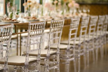 Çiçeklerin zarif dekoru ve düğün masasında zarif bir servis. Modern düğün dekorasyonu