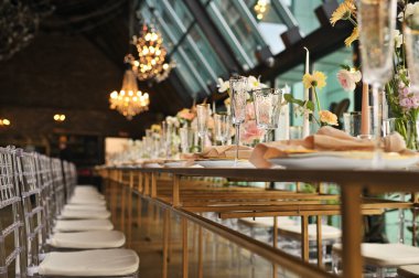 Çiçeklerin zarif dekoru ve düğün masasında zarif bir servis. Modern düğün dekorasyonu