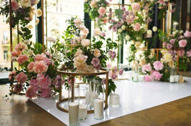 İnsansız şakayık ve güllerin düğün kemeri. Modern düğün dekorasyonu