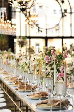 Çiçeklerin zarif dekoru ve düğün masasında zarif bir servis. Modern düğün dekorasyonu