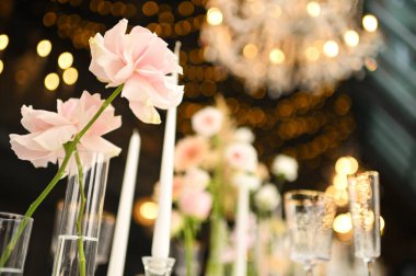 Çiçeklerin zarif dekoru ve düğün masasında zarif bir servis. Modern düğün dekorasyonu