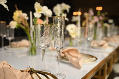 Çiçeklerin zarif dekoru ve düğün masasında zarif bir servis. Modern düğün dekorasyonu