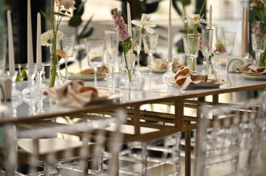 Çiçeklerin zarif dekoru ve düğün masasında zarif bir servis. Modern düğün dekorasyonu