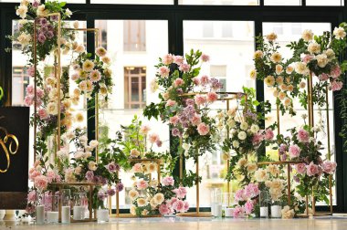 İnsansız şakayık ve güllerin düğün kemeri. Modern düğün dekorasyonu