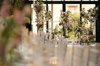 İnsansız şakayık ve güllerin düğün kemeri. Modern düğün dekorasyonu