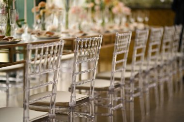 Çiçeklerin zarif dekoru ve düğün masasında zarif bir servis. Modern düğün dekorasyonu