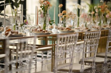 Çiçeklerin zarif dekoru ve düğün masasında zarif bir servis. Modern düğün dekorasyonu