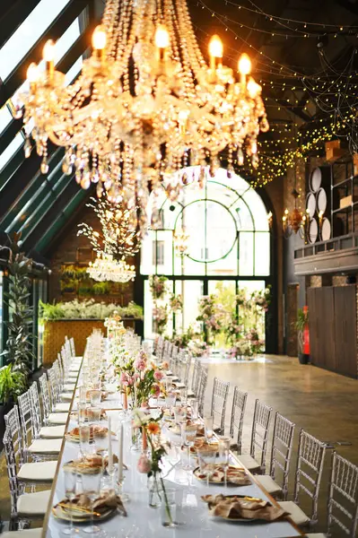 Çiçeklerin zarif dekoru ve düğün masasında zarif bir servis. Modern düğün dekorasyonu