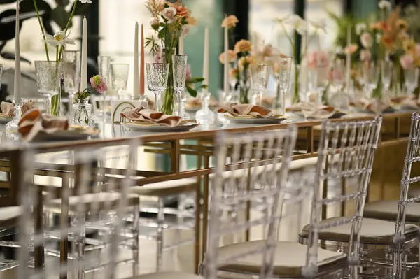 Çiçeklerin zarif dekoru ve düğün masasında zarif bir servis. Modern düğün dekorasyonu