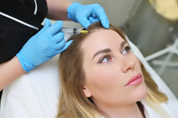 Een Dermatoloog Cosmetoloog Voert Een Mesotherapie Procedure Injecteert Een Injectie Stockfoto