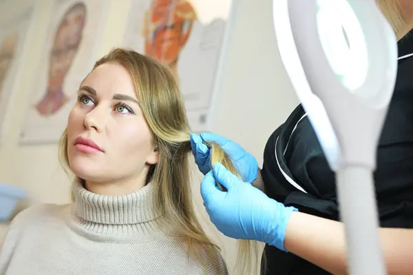 Лікар Дерматолог Вивчає Структуру Волосся Пацієнта Молодої Жінки Допомогою Оптичного Стокове Фото