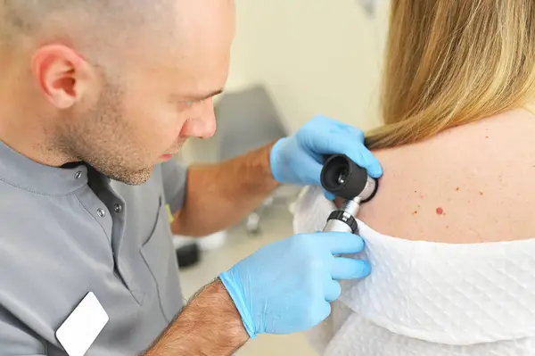 Dermatólogo Examina Las Neoplasias Piel Los Pacientes Utilizando Dispositivo Especial Imágenes De Stock Sin Royalties Gratis