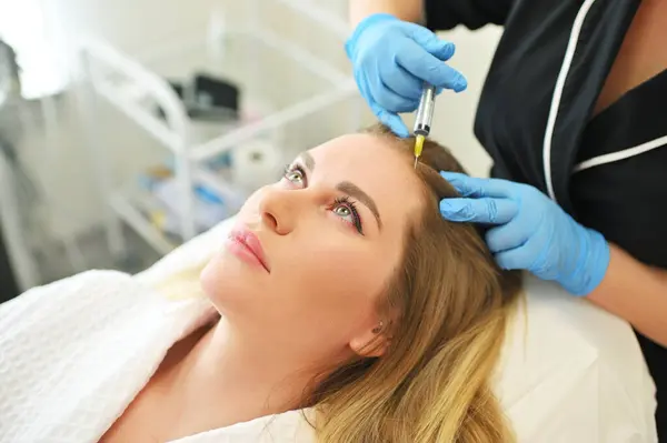 Een Dermatoloog Cosmetoloog Voert Een Mesotherapie Procedure Injecteert Een Injectie Stockafbeelding