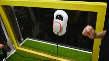 Rostov-on-Don, Rusya Federasyonu - 27 Aralık 2022 Robot cam temizleyicisi Robot sergisi. 