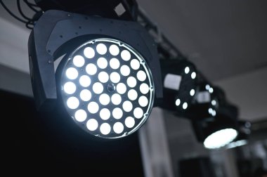 Bir etkinlikte ya da partide ışıklandırma ekipmanı ya da disko ışıkları.