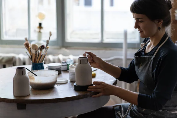 Молода Жінка Займається Улюбленими Візерунками Малювання Хобі Керамічних Посудах Столом — стокове фото