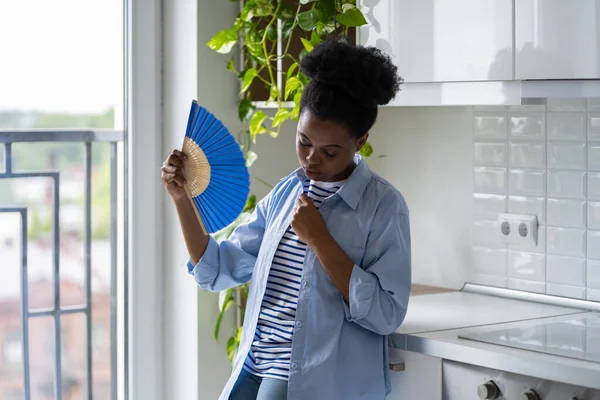 Femme Afro Américaine Épuisée Debout Dans Cuisine Tenant Ventilateur Papier — Photo