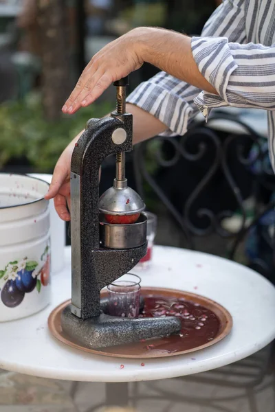 Close Process Squeezing Pomegranate Using Manual Mechanical Juicer Obtain Useful — Stock Photo, Image