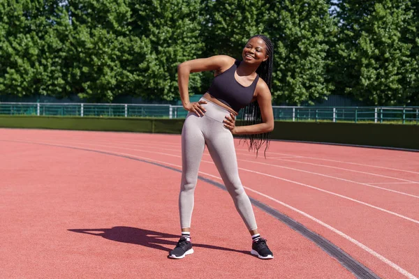 Mujer Africana Joven Entrenador Fitness Demostrando Ejercicios Calentamiento Antes Entrenar — Foto de Stock