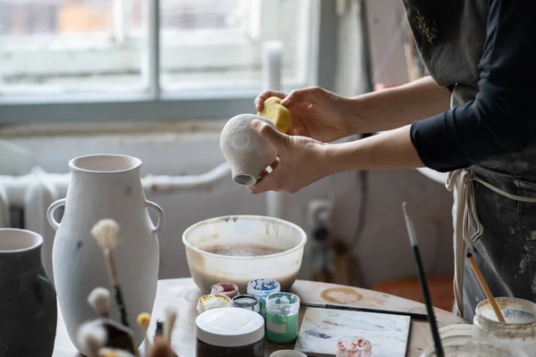 妇女在陶器或雕塑过程中 用海绵洗手白色陶瓷器皿 在家庭作坊制作碗碟 供新兴艺术家在市立展览馆进一步展览的过程 — 图库照片