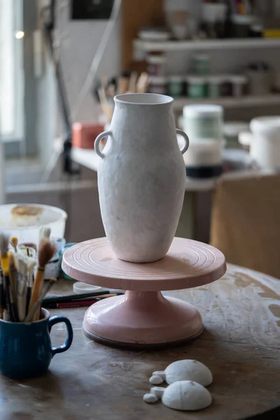 Récipient Céramique Blanche Est Situé Sur Tournette Dans Atelier Argile — Photo