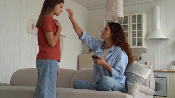 Opiekuńcza Kobieta Sprawdzająca Temperaturę Ciała Dziecka Dotyka Czoła Nastolatki Córka — Wideo stockowe