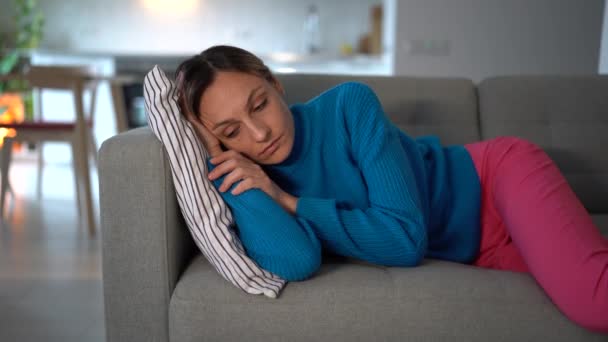 Mujer Caucásica Agotada Descansar Sofá Que Sufre Deshidratación Dolor Cabeza — Vídeo de stock