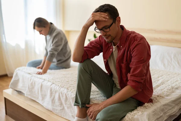 若い不幸なヨーロッパの家族のカップルは別々にベッドの上に自宅で 崩壊を考え 関係の問題を抱えて座っている 戦いの後 悲しみと落ち込んでいる愛の男と女 — ストック写真