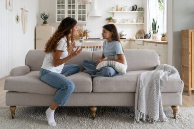 Gergin genç kız yastığı tutuyor ve gergin hareketlerle hareket eden anneye bakıyor. Koltuğa oturuyor. Anne ve kızı arasındaki dargın aile kavgası, annenin birlikte yürümesi için gereken zaman ve para yetersizliğinden kaynaklanıyor..