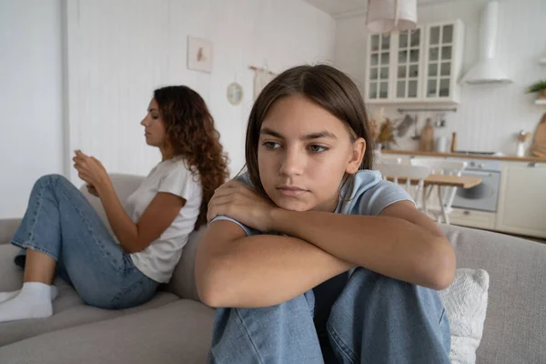 Teenager Eltern Missverständnis Beleidigtes Teenie Mädchen Das Sich Nach Einem — Stockfoto