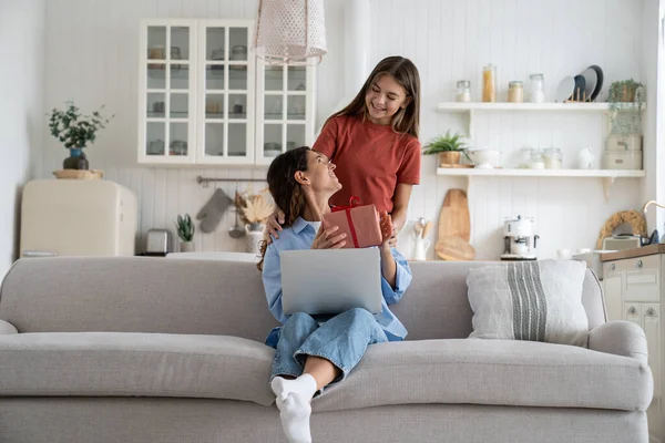 Muttertagskonzept Glücklich Lächelnde Junge Mutter Die Hause Auf Dem Sofa — Stockfoto