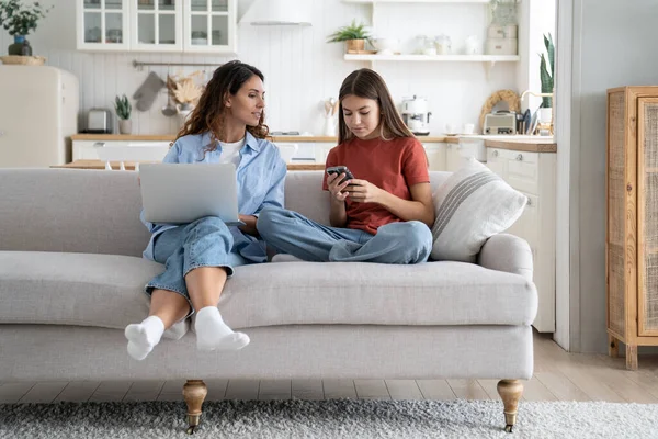 Freundlich Optimistische Mutter Und Tochter Sitzen Auf Dem Sofa Und — Stockfoto