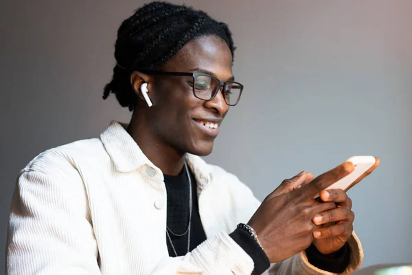 Exitoso Hombre Afroamericano Sonriente Sosteniendo Teléfono Utiliza Entretenidas Aplicaciones Móviles — Foto de Stock