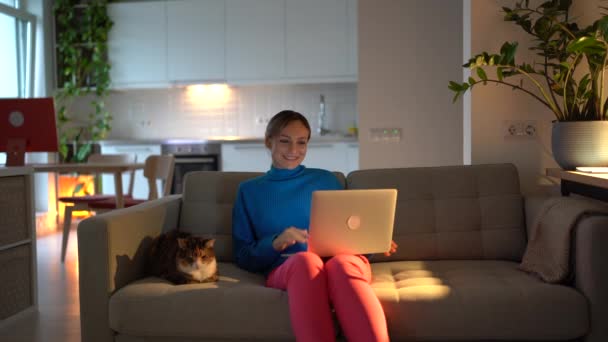 Happy Caucasian Vrouw Het Maken Van Video Call Laptop Vertelt — Stockvideo