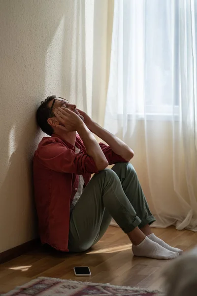 Aufgebracht Sitzt Ein Depressiver Junger Mann Mit Geschlossenen Augen Hause — Stockfoto