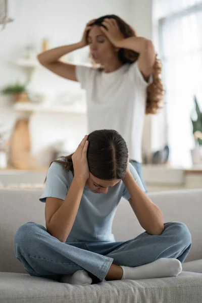 Deprimida Adolescente Cobrindo Ouvidos Com Mãos Enquanto Sua Mãe Irritada — Fotografia de Stock