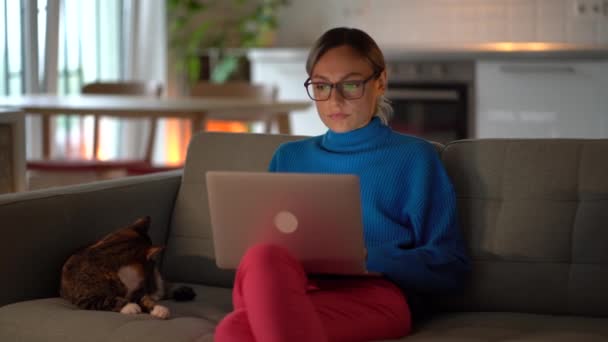 Skupiona Młoda Kobieta Pracująca Branży Internetowej Patrząca Ekran Laptopa Pieszczącego — Wideo stockowe