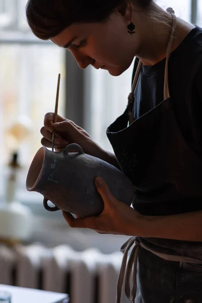 Kaukaska Rzemieślniczka Brunetka Fartuchu Pracuje Jako Artystka Sklepie Ceramicznym Stoi — Zdjęcie stockowe
